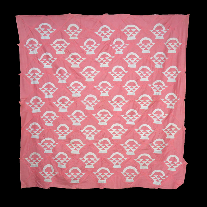 qt822 Salmon with White Baskets Quilt Top