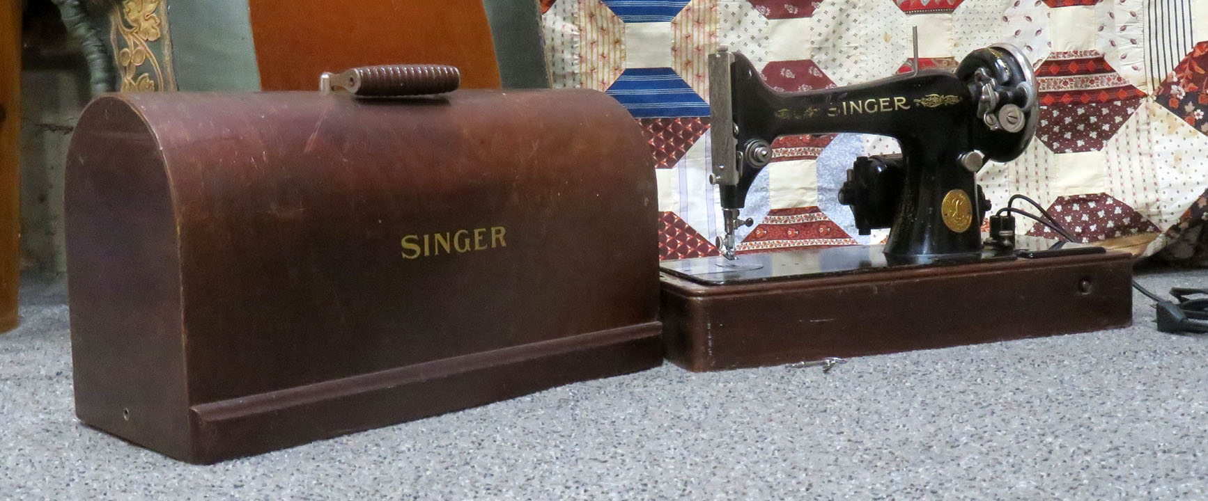 SINGER: Singer Featherweight Electric Sewing Machine